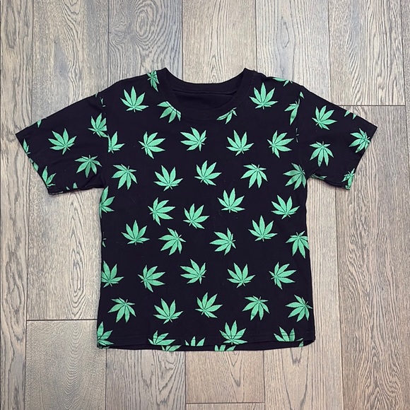 Black and Green Leaf Print T-Shirt - Picture 1 of 3